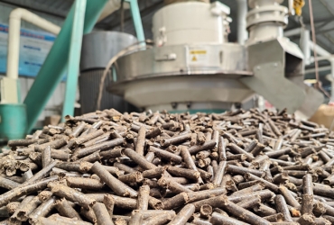 村里的廢木頭 農(nóng)作物秸稈怎么辦？有木屑顆粒機(jī)，好解決